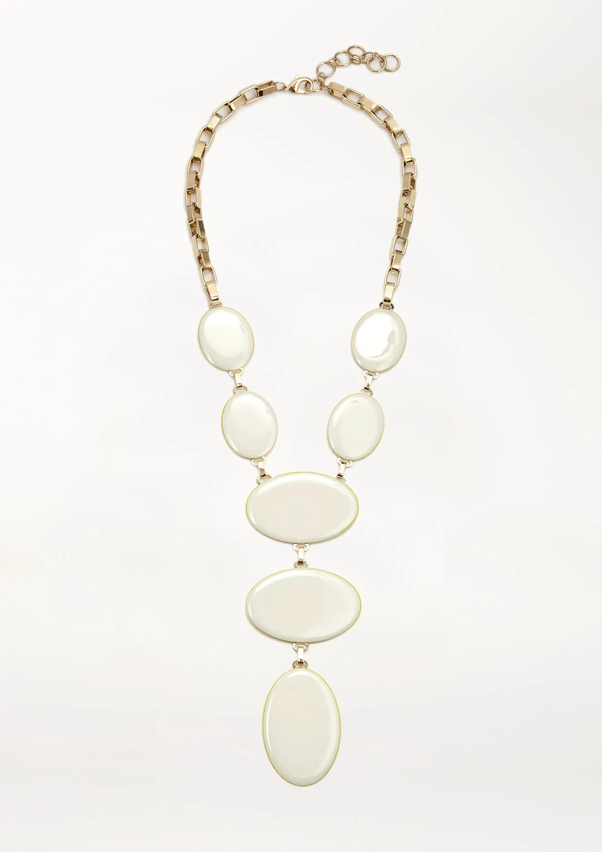 HANDENAMLED OVAL NECKLACE IN WHITE